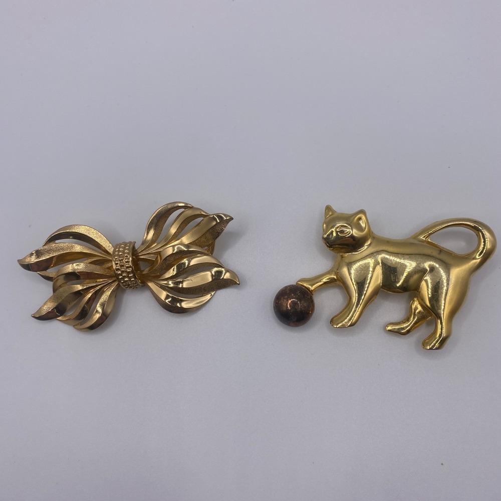 Lot of 2 Vintage Gold Tone Brooch Pins - Bow Ribbon & Cat Playing with Ball